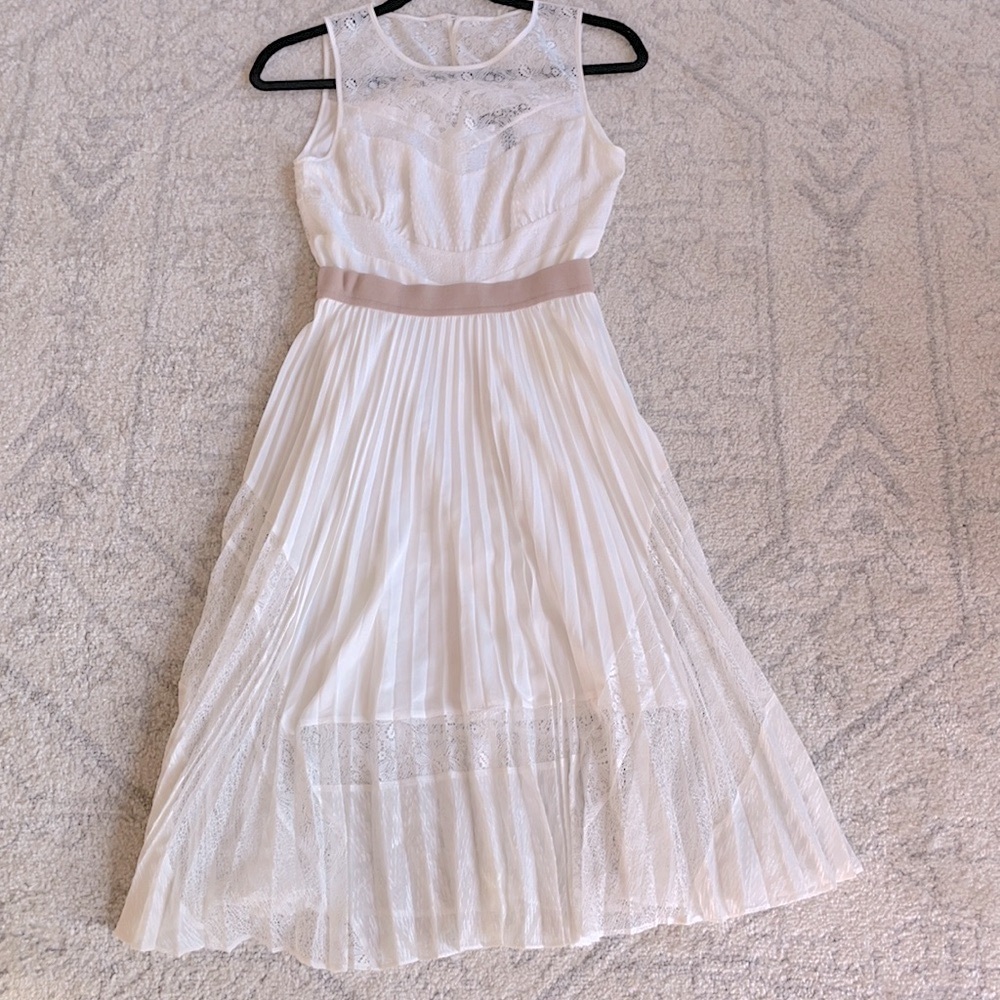 BCBG white dress with lace detail size 0 - Picture 2 of 14